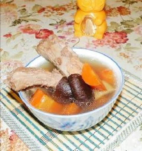 胡萝卜香菇排骨汤做法