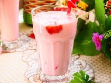 夏日冰饮之草莓奶昔做法