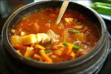 韩式石锅泡菜汤做法