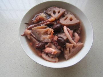 莲藕章鱼红枣汤做法