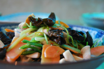 蘑菇炒芹菜做法