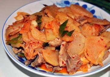 韩国泡菜土豆片炒肉做法