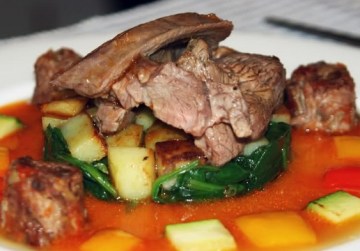 羊肉配羊肉浓汤和蔬菜做法