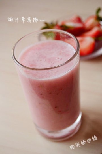 滋润润滴纯素水果奶昔——【草莓椰汁】做法