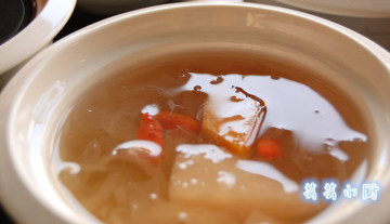 【芸芸小厨】清清凉凉的滋味——雪梨银耳木瓜糖水做法