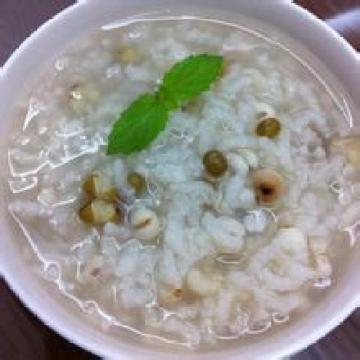 祛痘养颜薏米粥做法