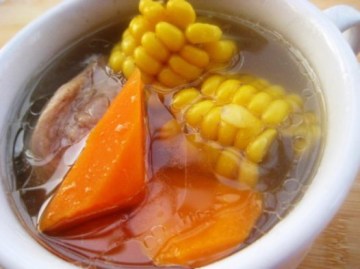 胡萝卜玉米大骨汤做法