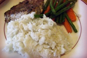 煎吞拿鱼排配米饭蔬菜做法