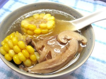 松茸菌玉米大骨汤做法