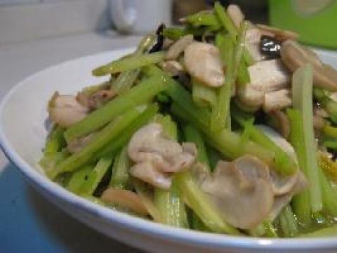芹菜炒口菇做法