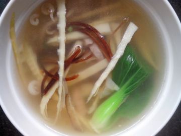 小竹笋茶树菇汤做法