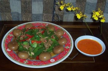 蚝油虾米烩蘑菇金针菇青红椒做法