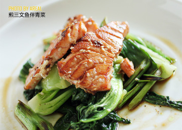 煎三文鱼伴青菜做法