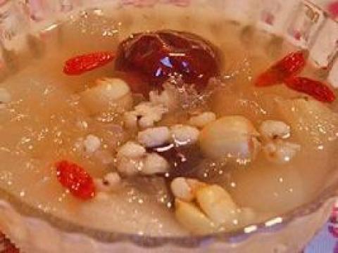 红枣银耳莲子汤做法