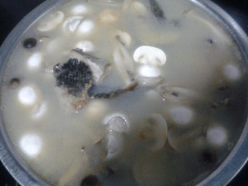 鱼骨腩磨菇汤做法
