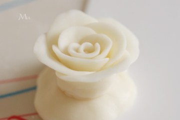 白色巧克力玫瑰花做法