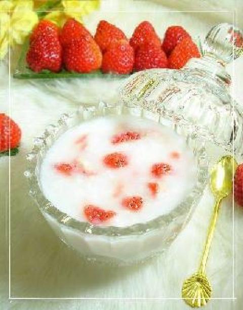 奶香椰露草莓粥做法