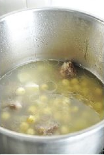 莲子土豆排骨汤做法