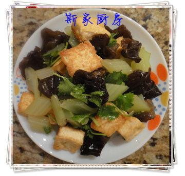 西芹木耳香菜拌豆腐做法