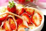 甜点 桂花草莓筋饼卷