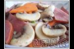 小吃 火腿胡萝卜炒双孢菇