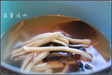 手撕菇排骨汤做法