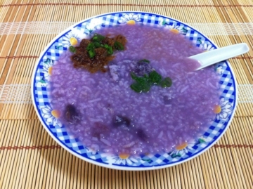 紫地瓜粥配咖哩猪肉碎做法