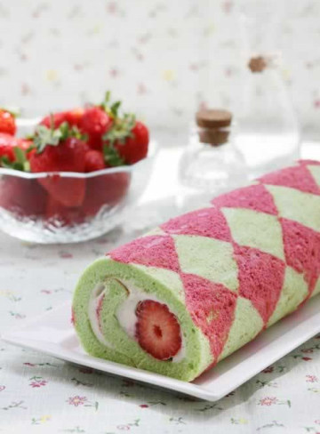 草莓班兰手绘蛋糕卷做法