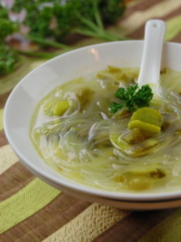 酸菜蚕豆粉丝汤做法