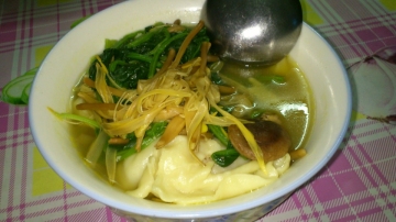 黄花菜香菇炖饺子做法