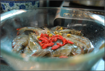 菊花枸杞虾做法