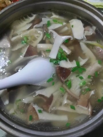 肋排猪肚菇竹笋汤做法