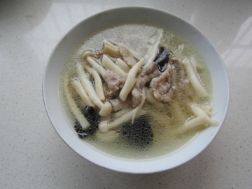 海鲜菇木耳肉丝汤做法