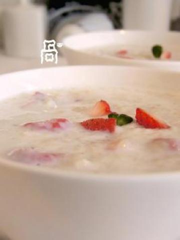 暖胃早餐之草莓燕麦粥做法