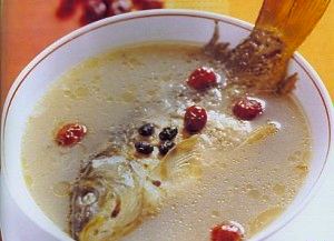 红枣黑豆炖鲤鱼做法