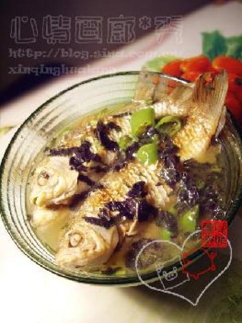 青椒紫苏煮鲫鱼做法