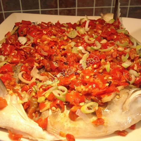 经典菜式“剁椒鱼头”做法