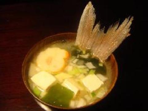 鱼骨海带芽味增豆腐汤做法