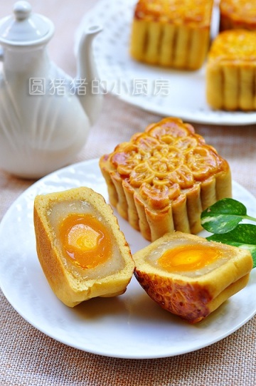 广式蛋黄莲蓉月饼做法