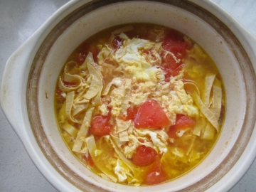 西红柿豆腐皮蛋汤做法