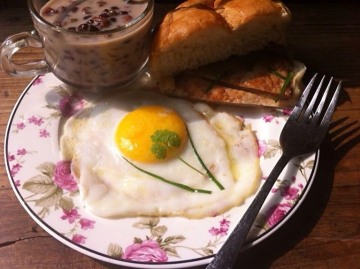 太阳蛋配奶茶红豆早餐做法