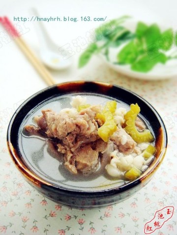 苦瓜薏米骨头汤做法