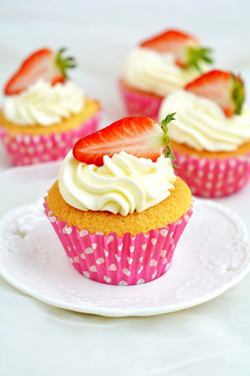 草莓奶油杯子蛋糕做法