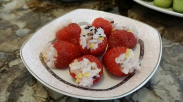 草莓金枪鱼寿司+黄瓜金枪鱼寿司做法