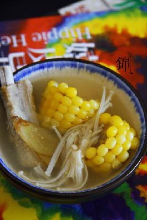 甜玉米山菌排骨汤做法