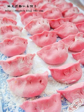 纯天然粉红色饺子做法