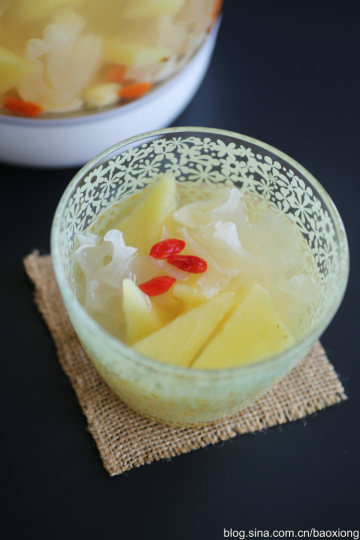 菠萝银耳莲子百合汤做法