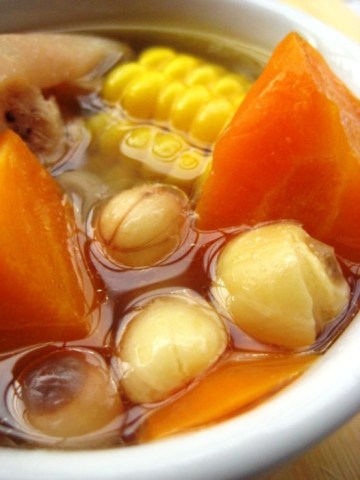 玉米胡萝卜猪蹄汤做法