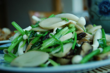 芹菜炒杂菇做法