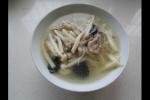 小吃 海鲜菇木耳肉丝汤